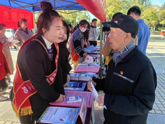 服务&ldquo;四进&rdquo;政策应送尽送 宣传&ldquo;小分队&rdquo;边走边讲--嘉峪关市人社局&ldquo;社保服务进万家&rdquo;活动侧记